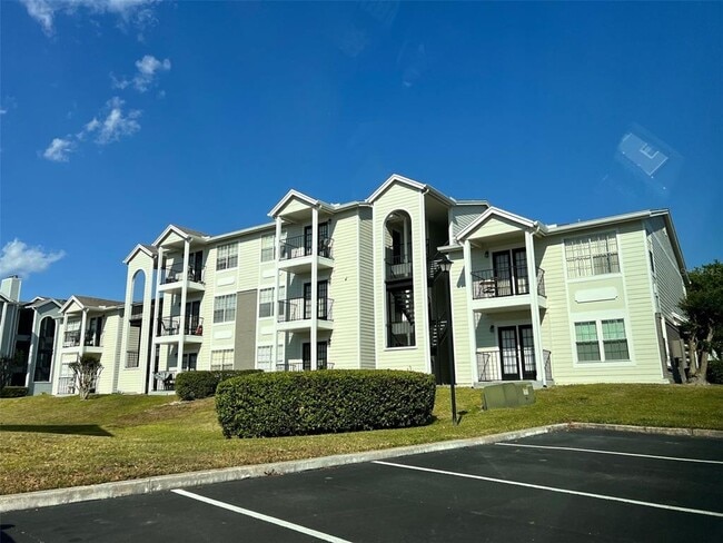 Building Photo - 2550 N Alafaya Trail