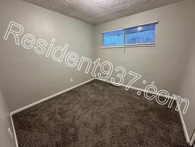 Building Photo - 3 Bed 2 bath Home