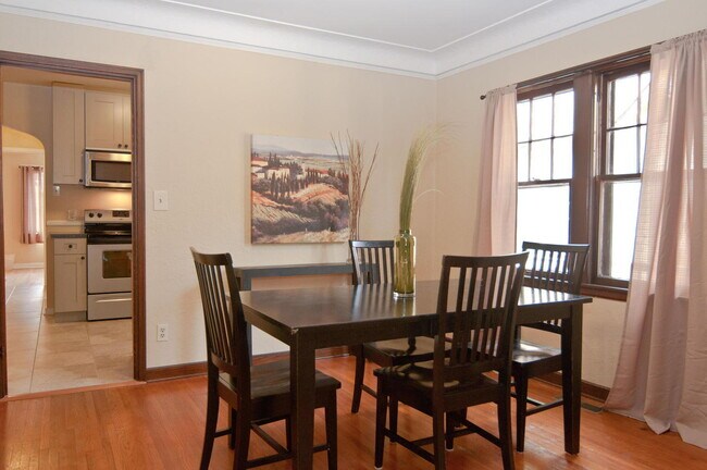 Building Photo - Spacious 3-Bedroom Duplex with Garage and 2 bathrooms in Minneapolis!