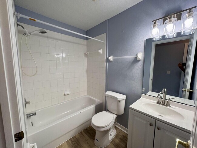 Building Photo - For Rent – Recently Renovated 3 Bed / 2 Ba...