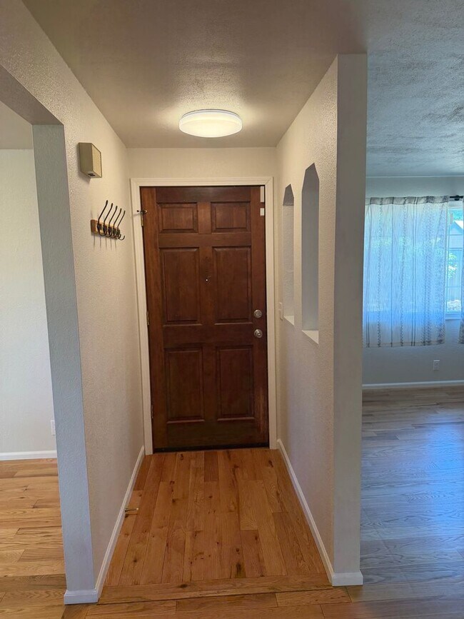 Building Photo - Updated 3-bedroom, 2-bathroom house in desirable Thurston neighborhood!