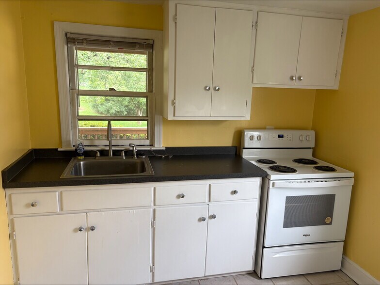 Building Photo - 215 Palatine Ave