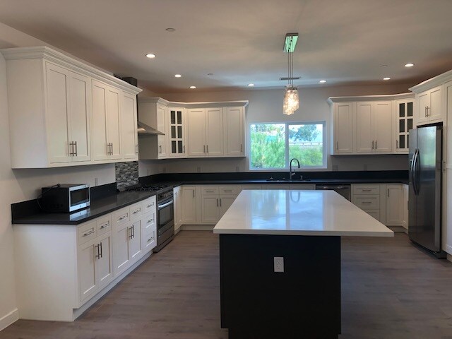 Grand kitchen w island - 5862 David Ave