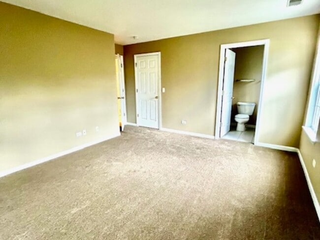 Building Photo - 1303 N Red Oak Cir