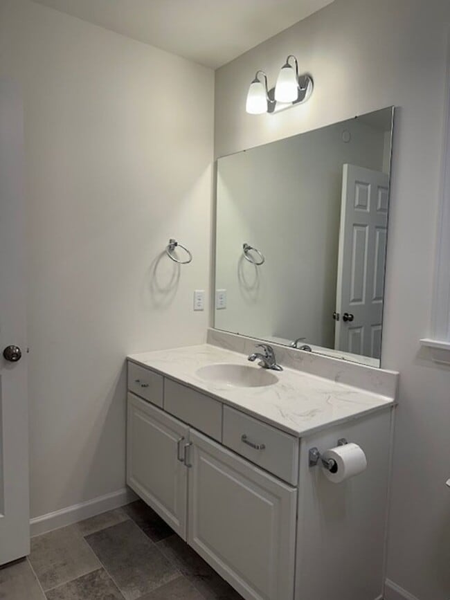 Building Photo - 7884 Oakbrook Dr