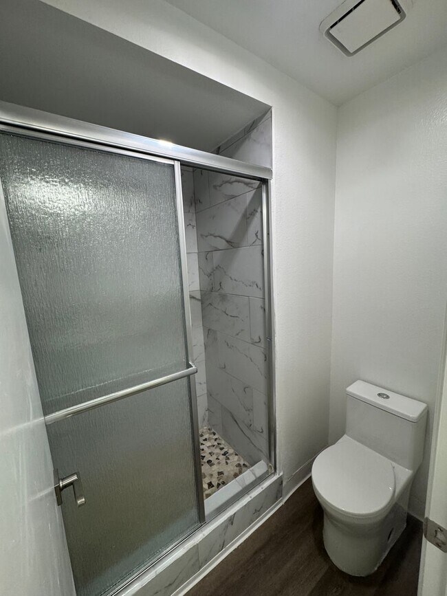 Building Photo - Condo with Amazing Lake View!