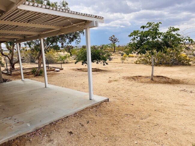 Building Photo - Charming 3-Bedroom with 2 Full Baths on th...