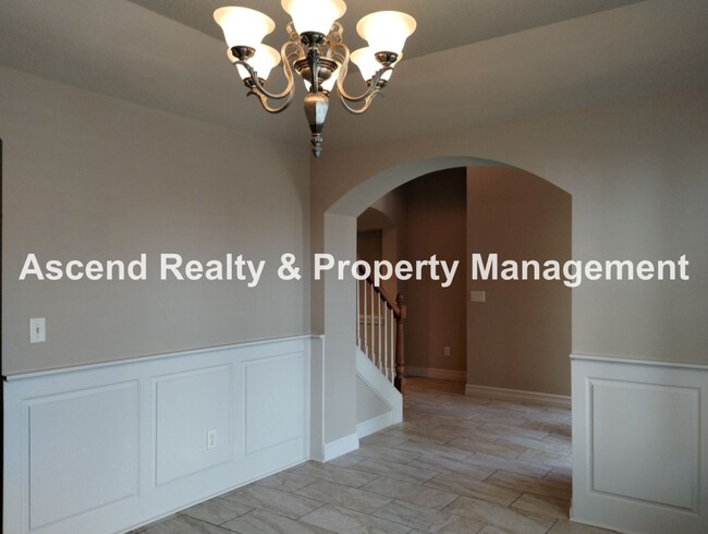 Building Photo - Elegant & Spacious 4 Bed & Bonus Home Buil...