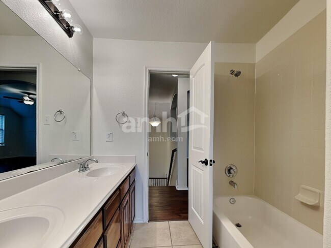 Building Photo - 1083 Carpenter Ct