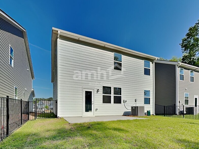 Building Photo - 433 Armstrong Curv