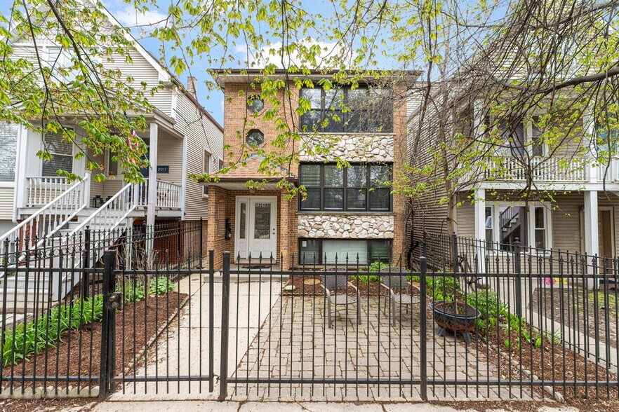 Building Photo - 2034 W Berteau Ave
