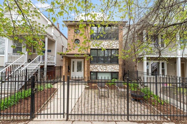 Building Photo - 2034 W Berteau Ave