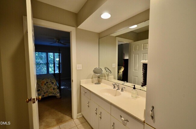 Building Photo - 531 Weathersfield