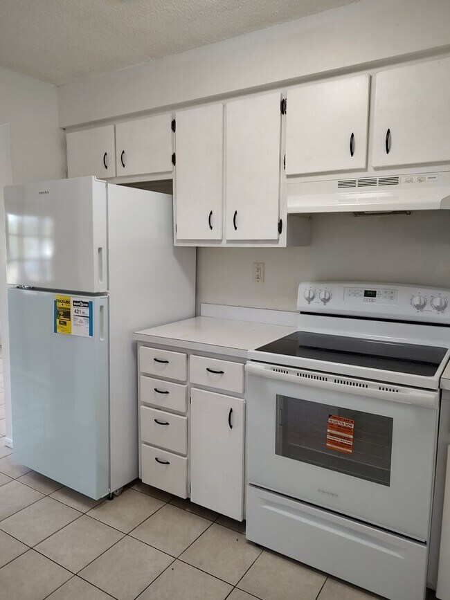 Building Photo - 2 Bedroom, 1 bath, freshly painted, new appliances