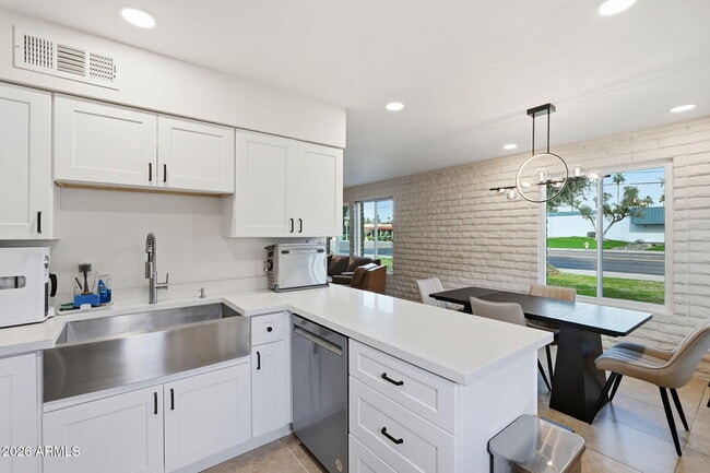 Building Photo - 2015 E Southern Ave