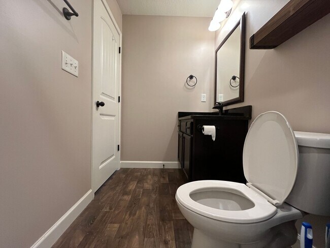 Building Photo - Adorable 3/2 Ready To Move In Now!