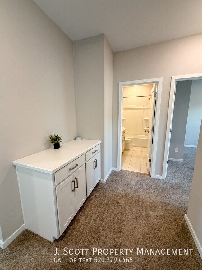 Building Photo - 4604 S Park Grove St