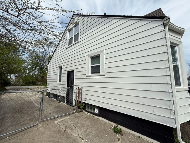 Building Photo - Renovated 3-Bedroom Home – We Welcome Sect...