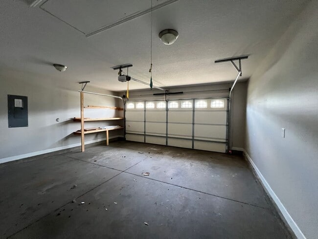 Building Photo - Spacious 3/2 Move In Ready Now!