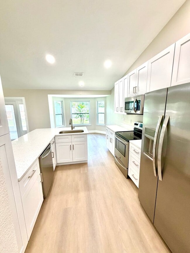 Building Photo - Beautiful Remodeled/Renovated 3/2/2 with Large Screen Porch - near Tuskawilla Rd