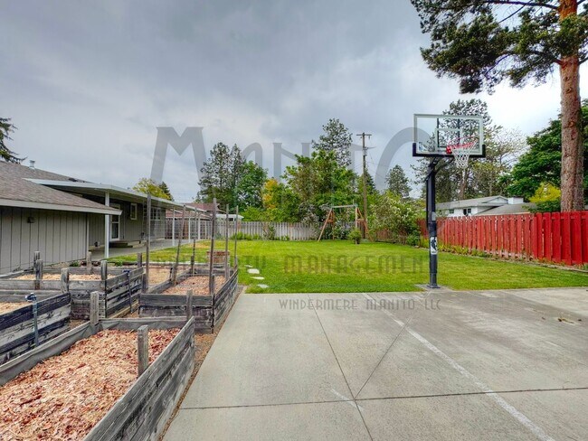 Building Photo - Entertainers Dream Home