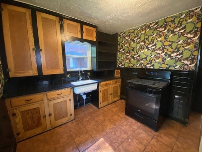 Building Photo - Classic 1929 Beauty—Updated Systems, Cozy ...
