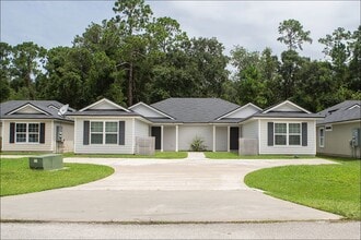 Building Photo - NOW AVAILABLE - 3/2 Duplex on this 18 mo Lease - Conveniently located off Lewis Speedway near St ...