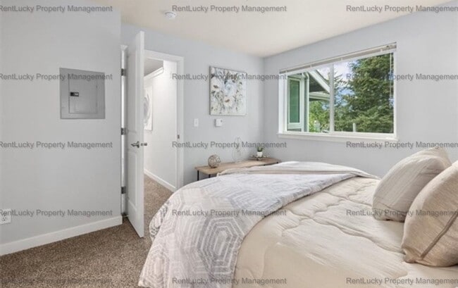 Building Photo - Spacious Cambria Hills Condo – Vaulted Cei...