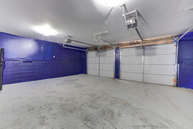 Building Photo - Stunning 4 Bed 3 Bath Home on Quiet Street!