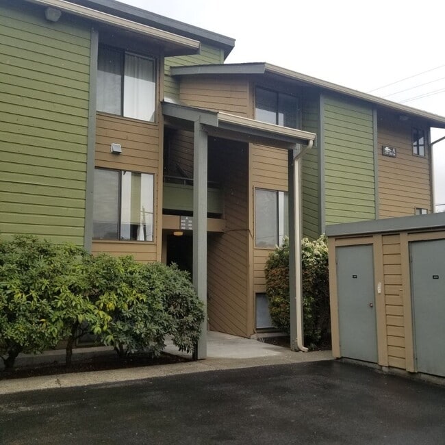Building Photo - NEW PRICE! Ready for move in! Top Floor Co...