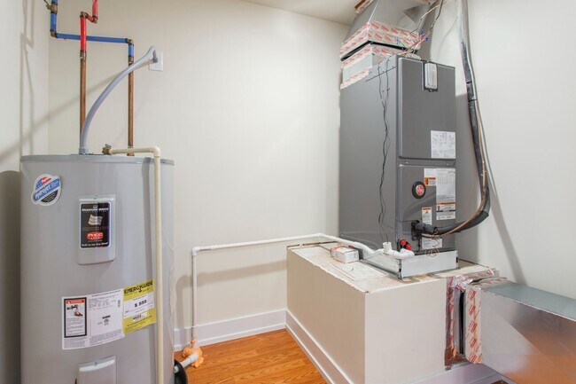 Building Photo - 1405 N Sydenham St