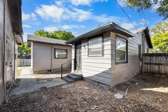 Building Photo - Cute St Pete Bungalow 3/1