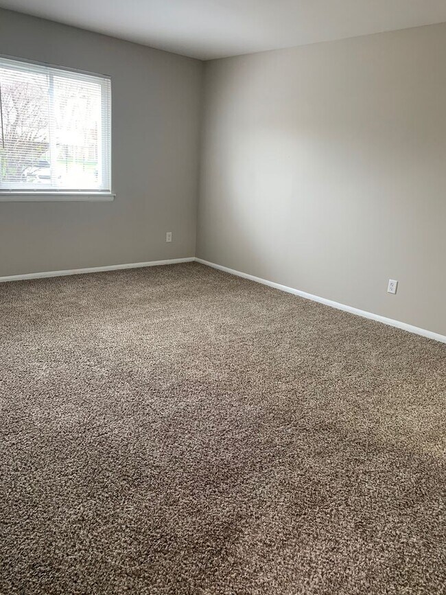Building Photo - Charming Two-Bedroom one Bathroom Apartmen...