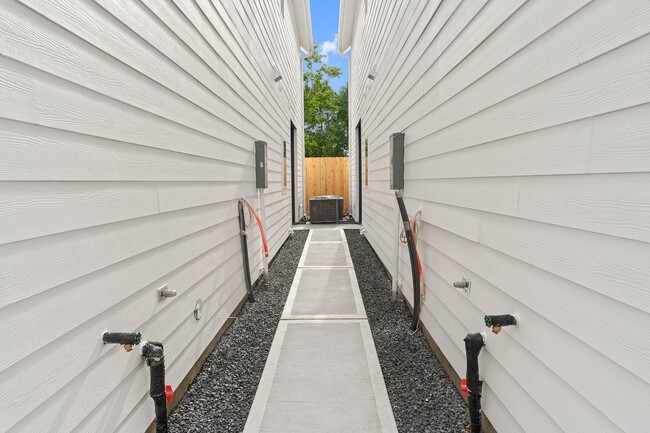 Building Photo - 833 Paul Quinn St