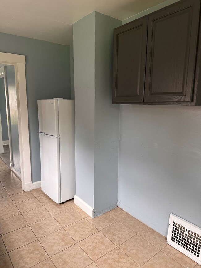 Building Photo - 1139 Wallis- 3 bed/1 bath home for rent