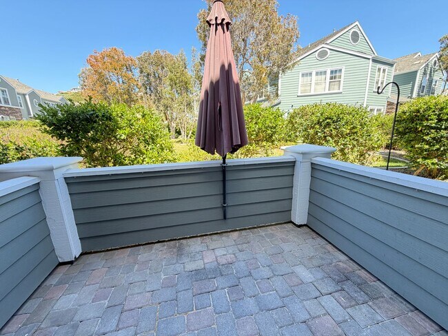 Building Photo - Gorgeous Rarely Available Bayshore Townhome- Just in Time for Summer!