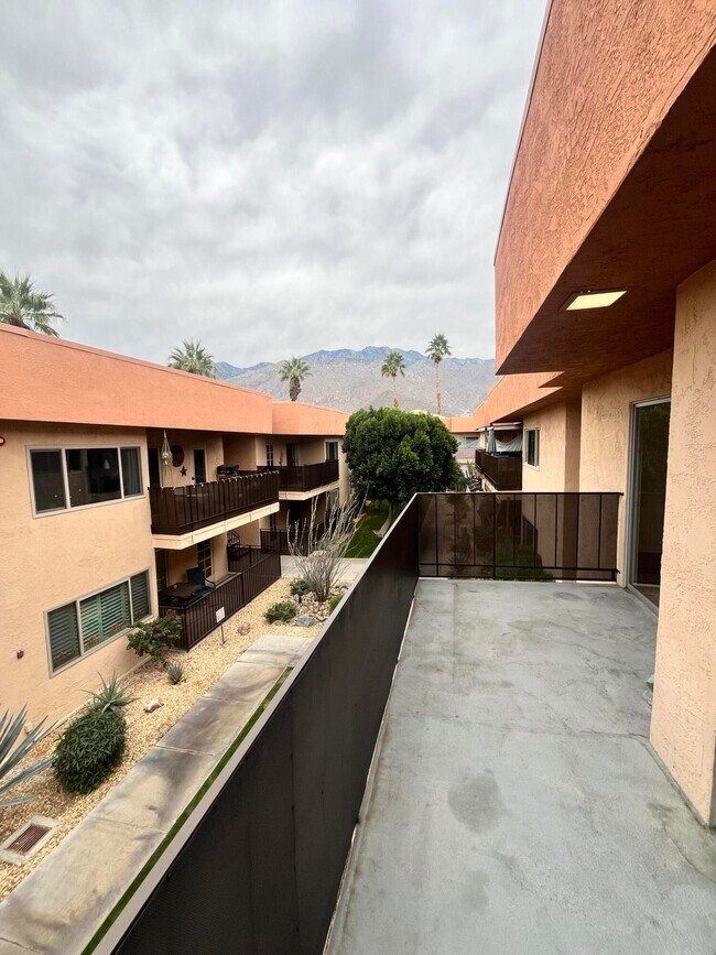 Building Photo - 400 N Sunrise Way