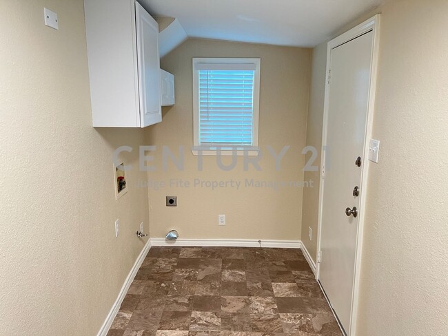 Building Photo - Spacious 2/1/1 in Oak Cliff For Rent!