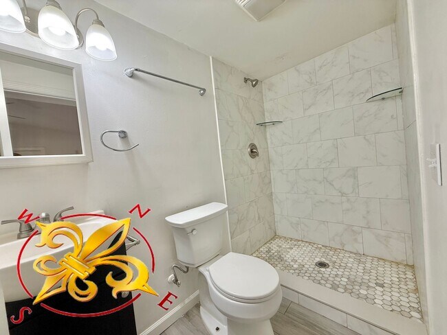 Building Photo - Spacious 4-Bedroom Home with Dual Living A...