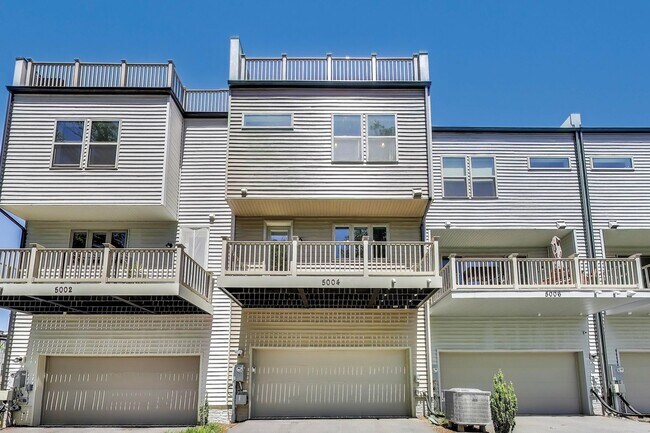 Building Photo - Stunning Contemporary Townhome - 4 Bedroom...