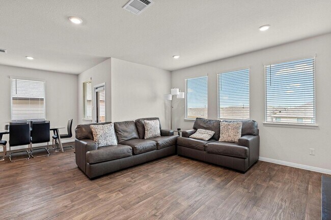 Building Photo - 381 Evergreen Sumac Lp
