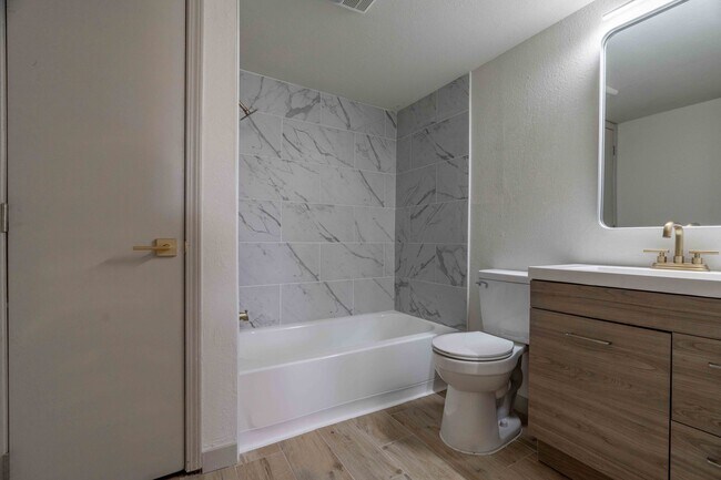 Building Photo - Newly Remodeled 2 Bed 1 Bath Home