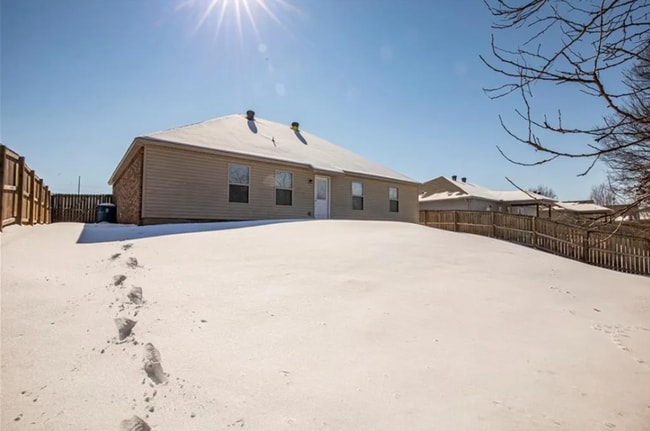 Building Photo - Charming 3 Bed, 2 Bath Home | Fenced Yard ...