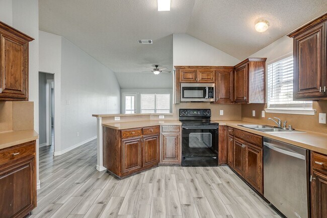 Building Photo - Welcome Home- Stylish 3 Bedroom, 2 Bath Ho...