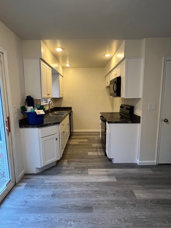 Building Photo - 3 bedroom Townhouse - Northampton School District