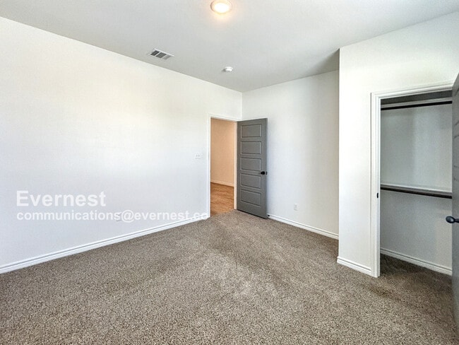 Building Photo - 2115 Hornbeam St