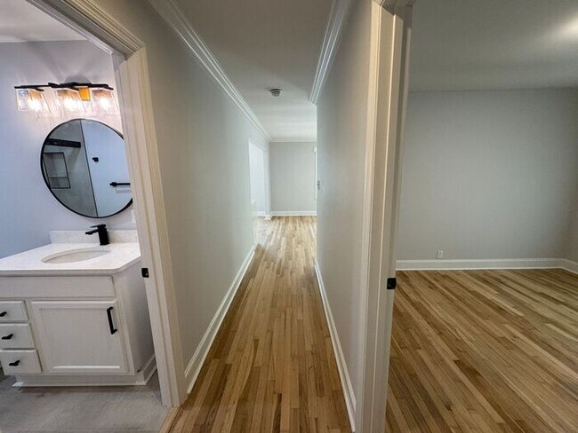 Building Photo - Adorable home minutes from everything