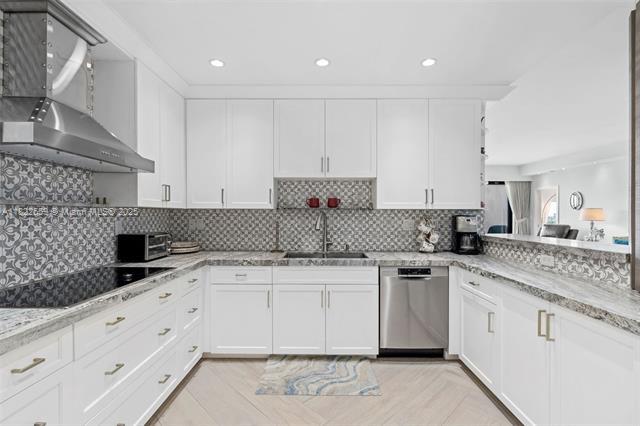 Building Photo - 6900 Bay Dr