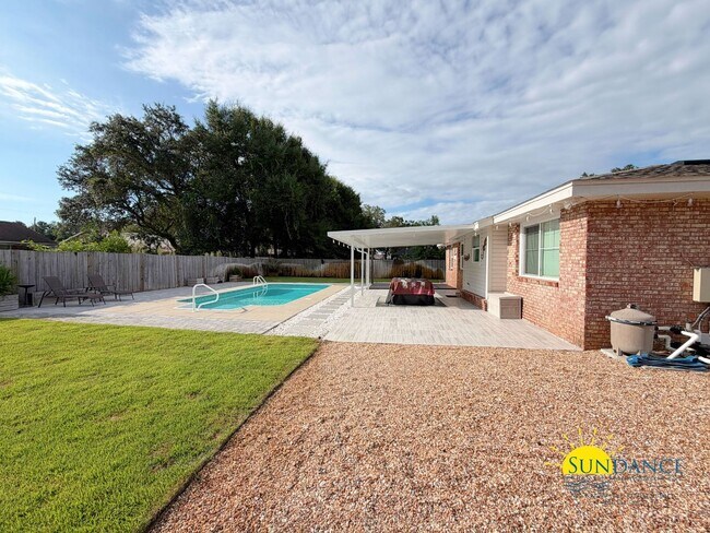 Building Photo - Beautiful 3-Bedroom Pool Home in Destin – Lawn & Pool Service Included!