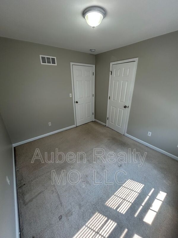 Building Photo - 6610 Metcalf Ave
